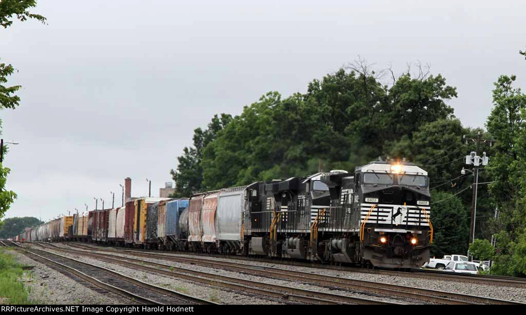 NS 8402 leads a long train 36Q up the hill from Ponoma